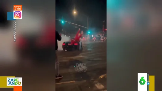 Así sale volando un hombre de un coche cuando estaba haciendo un derrape Así sale volando un hombre de un coche cuando estaba haciendo un derrape
