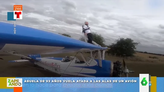 Una abuela de 93 años disfruta de un 'paseo por las nubes' atada a las alas de un avión Una abuela de 93 años disfruta de un 'paseo por las nubes' atada a las alas de un avión