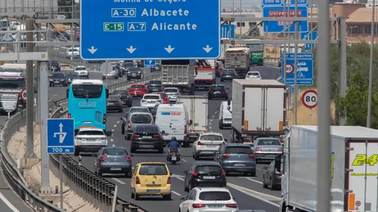 Decenas de vehículos se desplazan por carretera en una imagen de archivo Decenas de vehículos se desplazan por carretera en una imagen de archivo