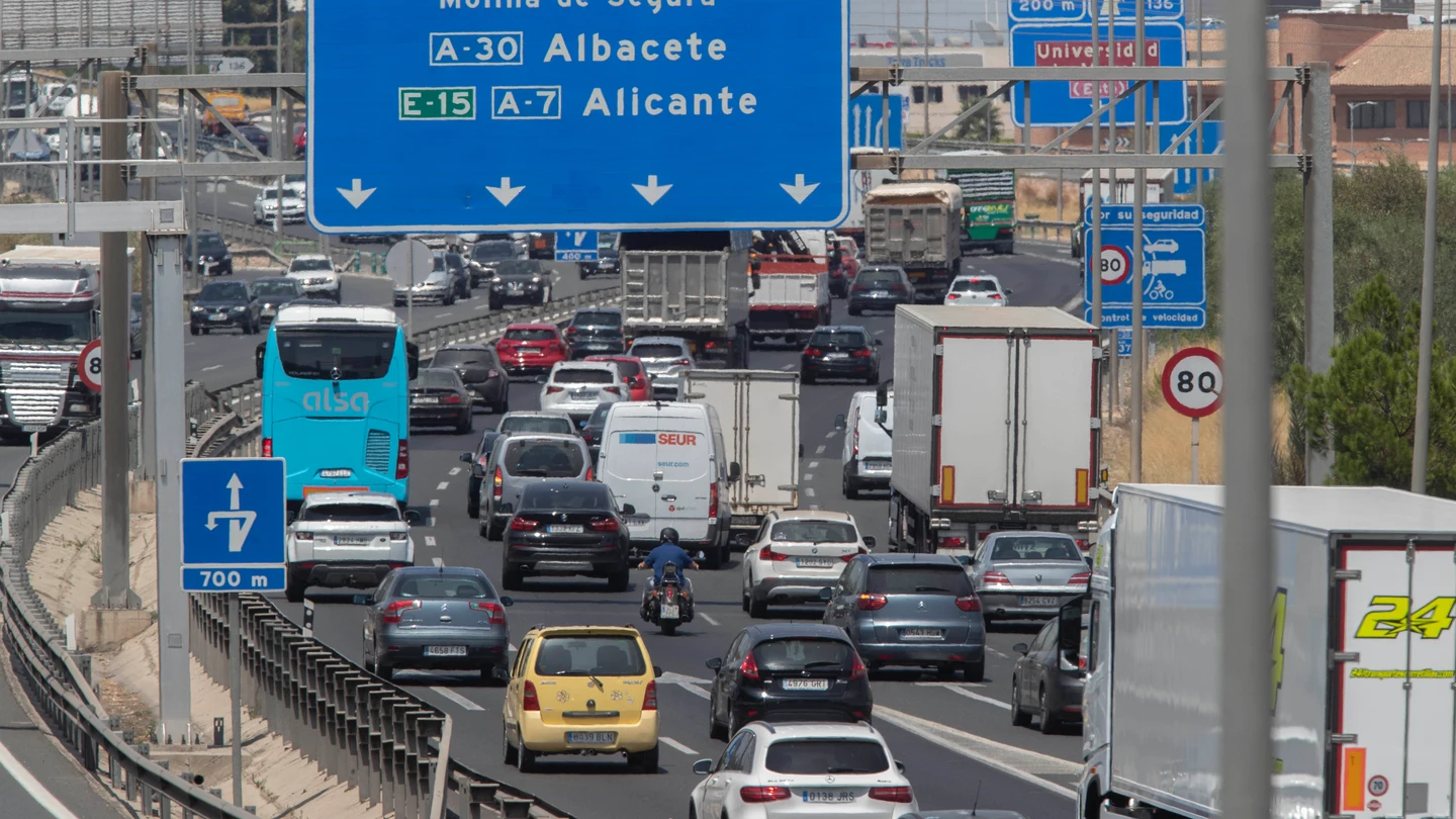 Decenas de vehículos se desplazan por carretera en una imagen de archivo Decenas de vehículos se desplazan por carretera en una imagen de archivo