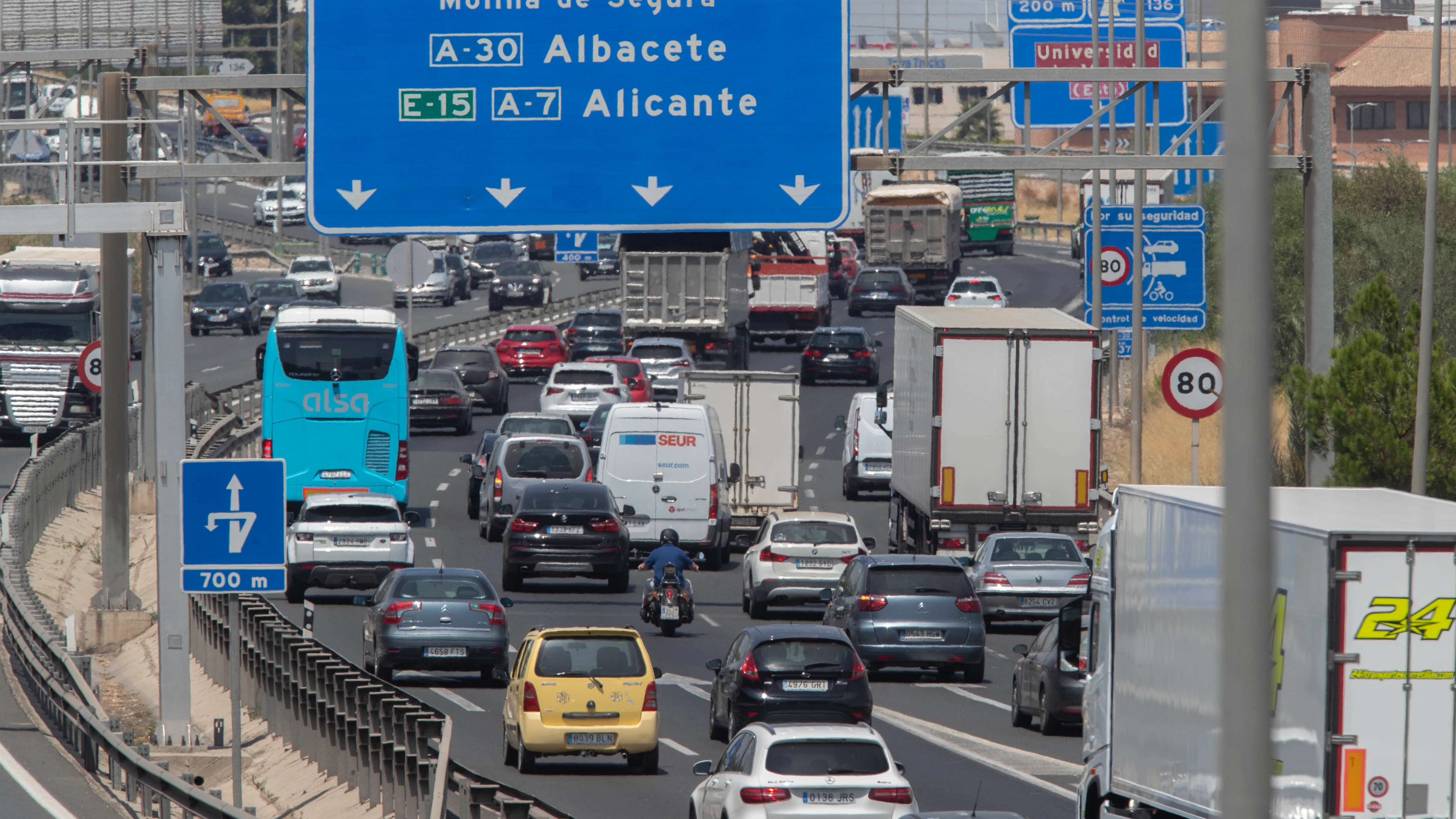Decenas de vehículos se desplazan por carretera en una imagen de archivo Decenas de vehículos se desplazan por carretera en una imagen de archivo