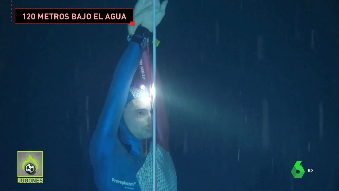 Nuevo récord de Arnaud Jerald: 3 minutos y 34 segundos sin respirar sumergido a 120 metros bajo el agua Nuevo récord de Arnaud Jerald: 3 minutos y 34 segundos sin respirar sumergido a 120 metros bajo el agua