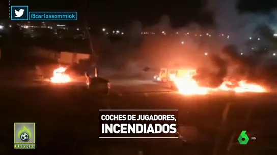 Bochorno en Argentina: los ultras del incendian los coches de sus propios jugadores Bochorno en Argentina: los ultras del incendian los coches de sus propios jugadores