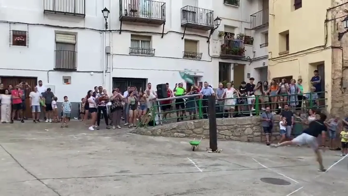 El vídeo del lanzamiento de carretilla en un pueblo de Teruel que casi acaba en tragedia El vídeo del lanzamiento de carretilla en un pueblo de Teruel que casi acaba en tragedia