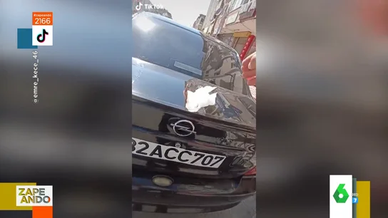 La prueba empírica del calor de Turquía: así se quema un trozo de papel cuando lo acercan a un coche La prueba empírica del calor de Turquía: así se quema un trozo de papel cuando lo acercan a un coche