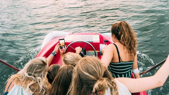Un grupo de jóvenes se hace un 'selfie' a bordo de un barco Un grupo de jóvenes se hace un 'selfie' a bordo de un barco