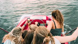 Un grupo de jóvenes se hace un 'selfie' a bordo de un barco