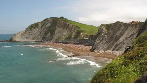 Playa de Itzuron o San Telmo (Zumaia). País Vasco Playa de Itzuron o San Telmo (Zumaia). País Vasco