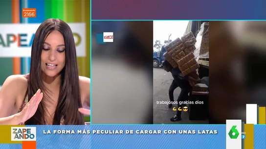 La habilidad de un hombre para transportar una pirámide invertida de latas de cerveza La habilidad de un hombre para transportar una pirámide invertida de latas de cerveza