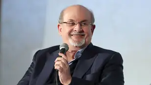 El escritor británico de origen indio Salman Rushdie