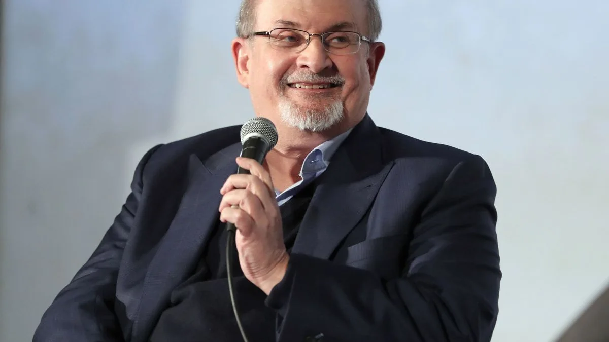 El escritor británico de origen indio Salman Rushdie