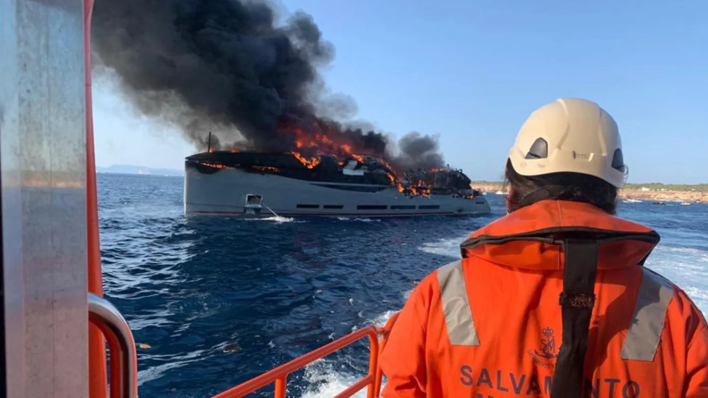 Un incendio destruye un súper yate de 45 metros en aguas de Formentera Un incendio destruye un súper yate de 45 metros en aguas de Formentera