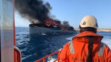 Un incendio destruye un súper yate de 45 metros en aguas de Formentera