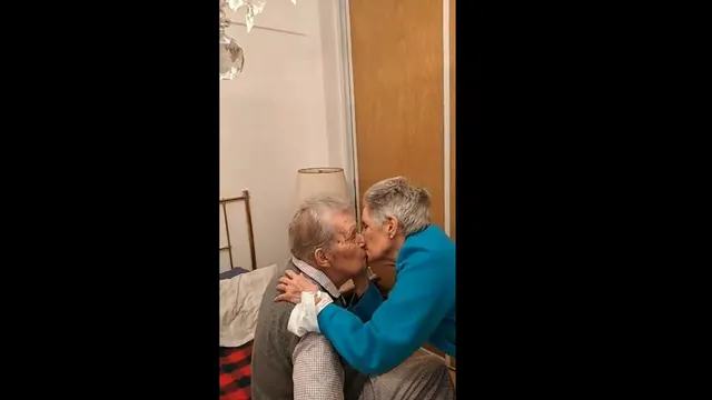 El emocionante reencuentro de una pareja de ancianos que ha devuelto a Internet la fe en el amor eterno El emocionante reencuentro de una pareja de ancianos que ha devuelto a Internet la fe en el amor eterno