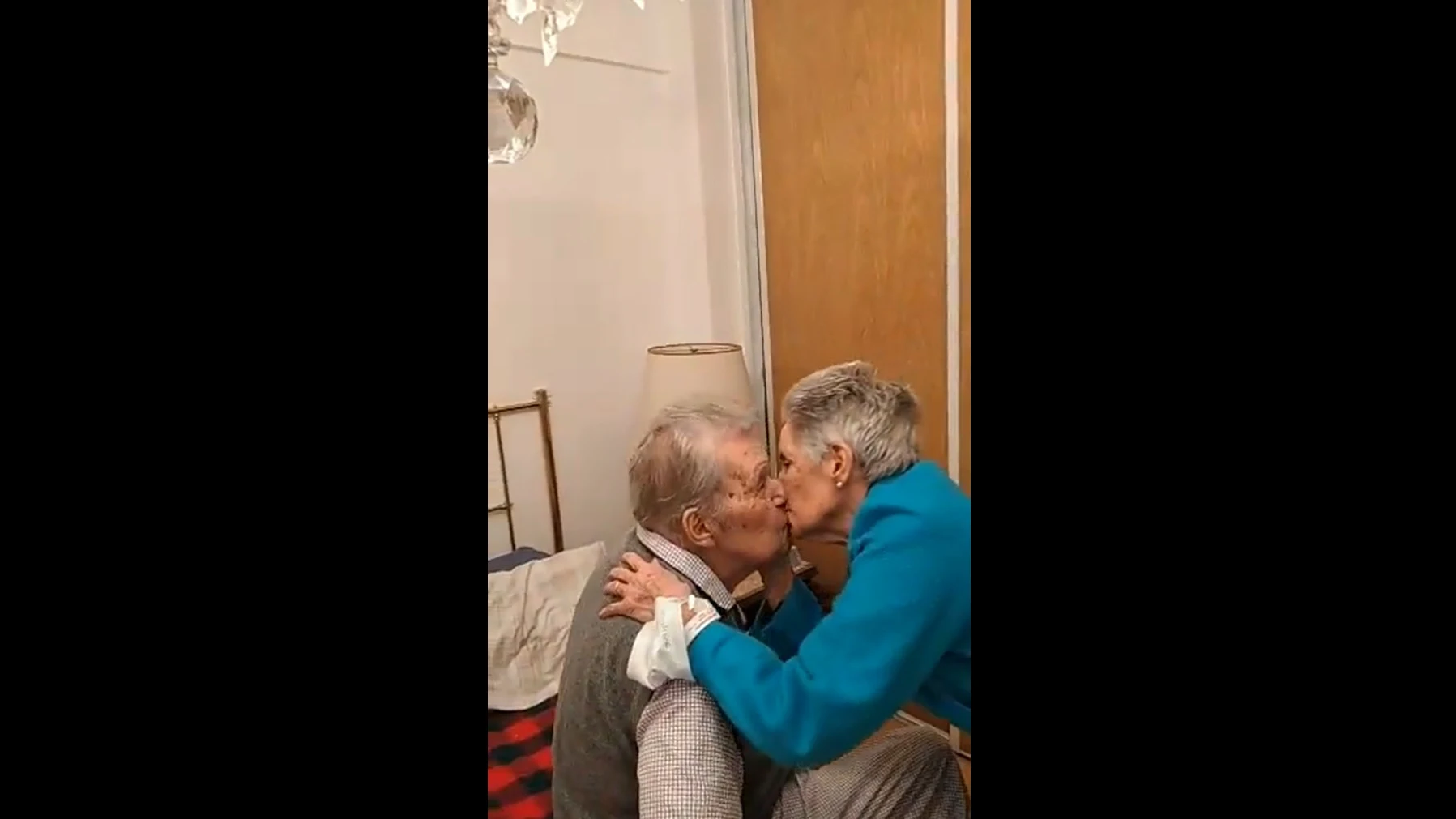 El emocionante reencuentro de una pareja de ancianos que ha devuelto a Internet la fe en el amor eterno
