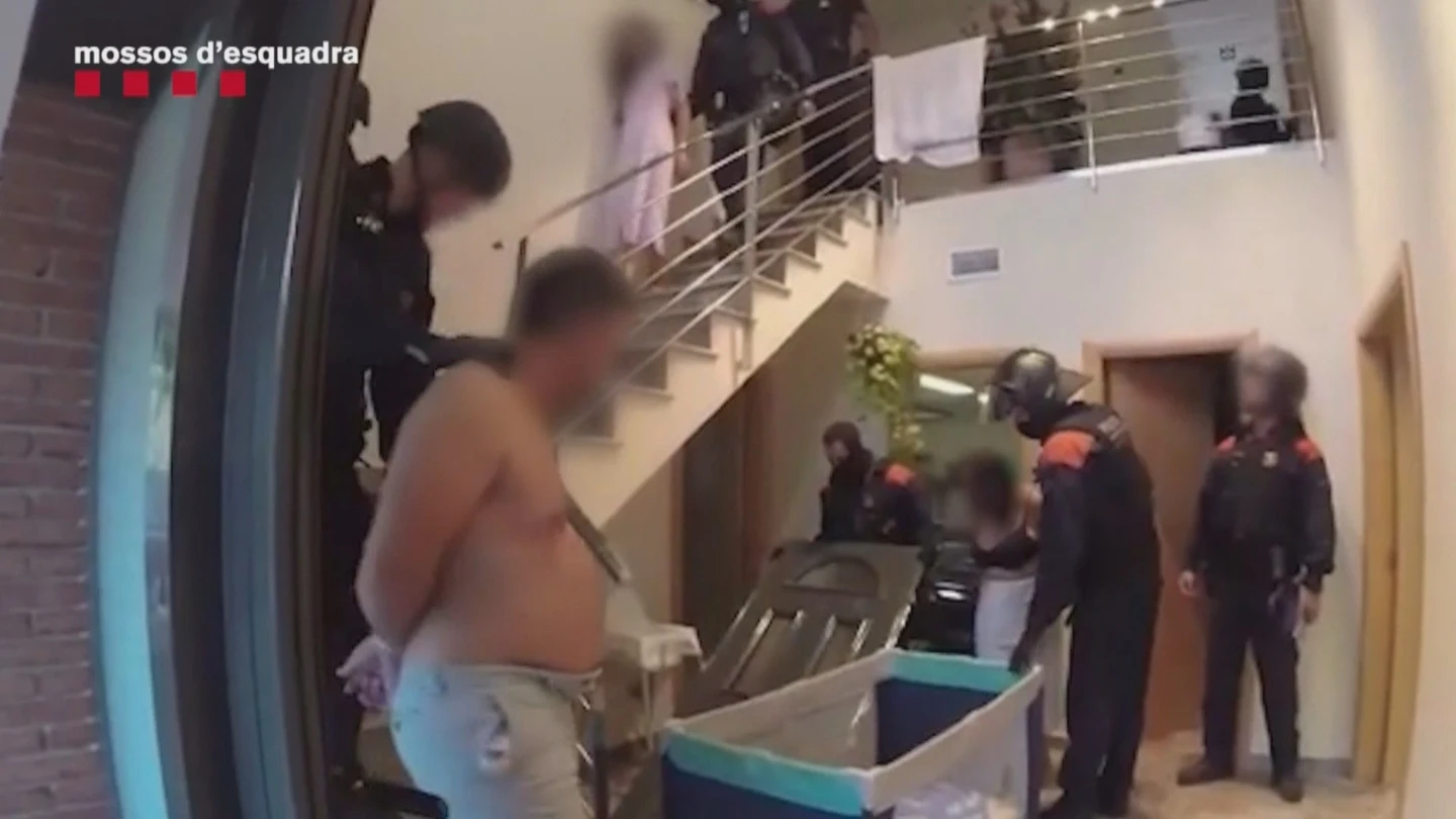 Detienen a tres personas por engañar a una viuda y quedarse con su herencia usando la "estafa del amor" Detienen a tres personas por engañar a una viuda y quedarse con su herencia usando la "estafa del amor"