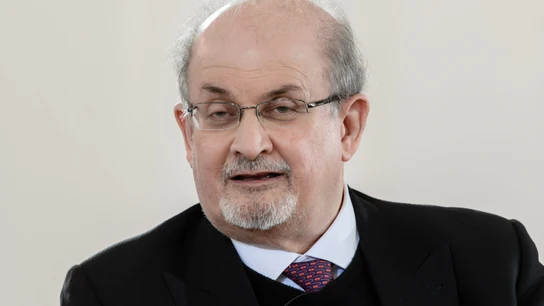 La Fiscalía acusa de intento de asesinato al hombre que apuñaló al escritor Salman Rushdie La Fiscalía acusa de intento de asesinato al hombre que apuñaló al escritor Salman Rushdie