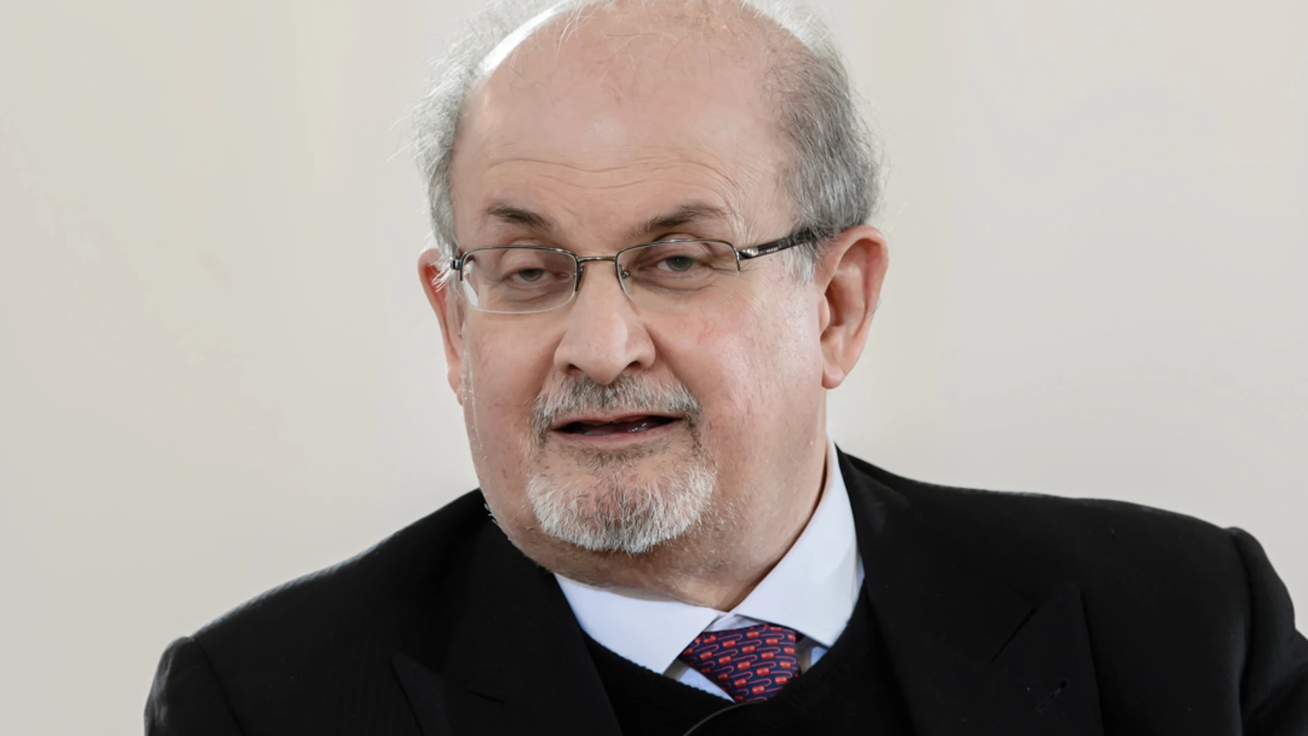 La Fiscalía acusa de intento de asesinato al hombre que apuñaló al escritor Salman Rushdie