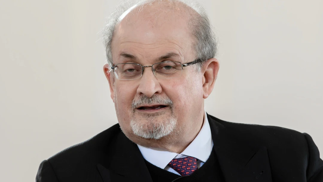 La Fiscalía acusa de intento de asesinato al hombre que apuñaló al escritor Salman Rushdie
