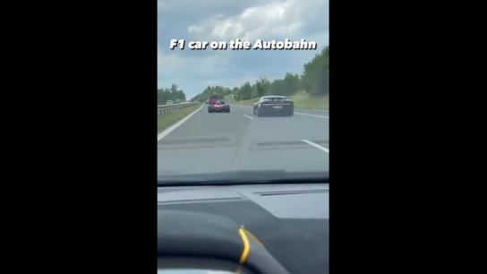 Un Fórmula 1, en plena autopista Un Fórmula 1, en plena autopista