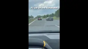 Un Fórmula 1, en plena autopista
