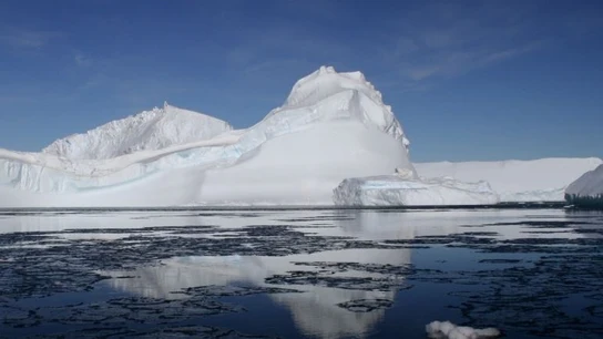 Icebergs cerca de la Estación Davis, en la Antártida Oriental. Icebergs cerca de la Estación Davis, en la Antártida Oriental.