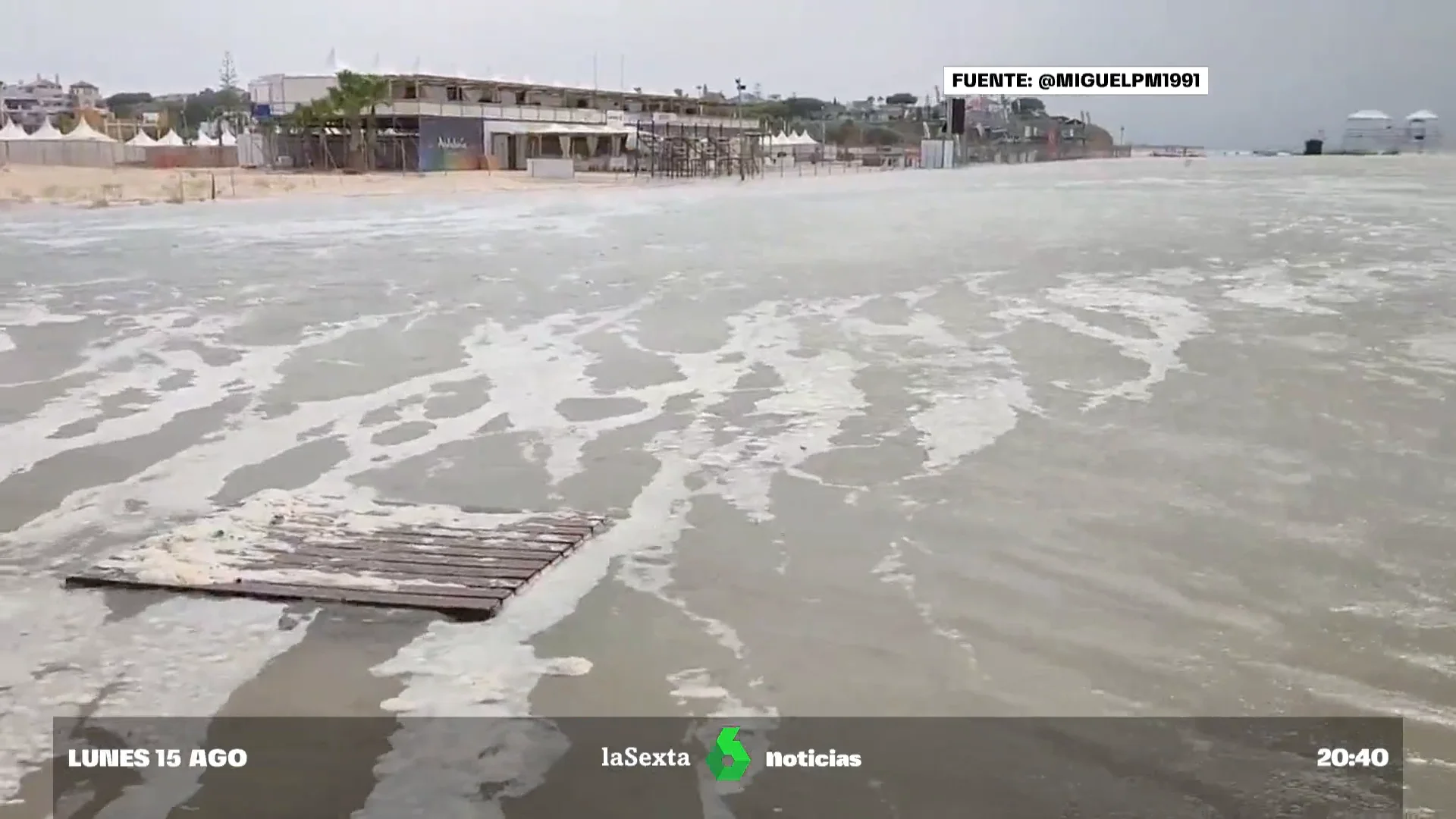 Un 'minitsunami' pone en alerta a Cádiz: el efecto de la luna provoca una subida repentina de la marea Un 'minitsunami' pone en alerta a Cádiz: el efecto de la luna provoca una subida repentina de la marea