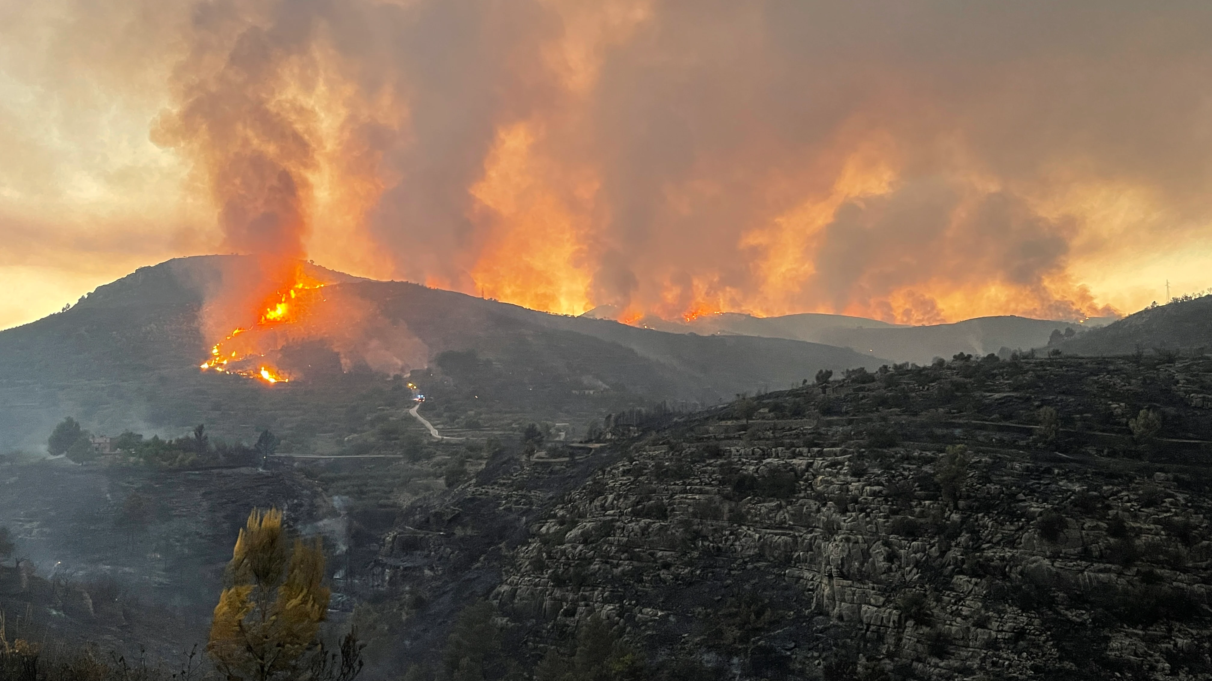 Trabajos de liquidación y refresco efectuados este lunes en el incendio forestal de Useres (Castellón).