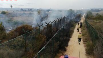 Imagen de un incendio junto al espacio natural La Ricarda (Barcelona), cerca de las pistas del Aeropuerto de El Prat.