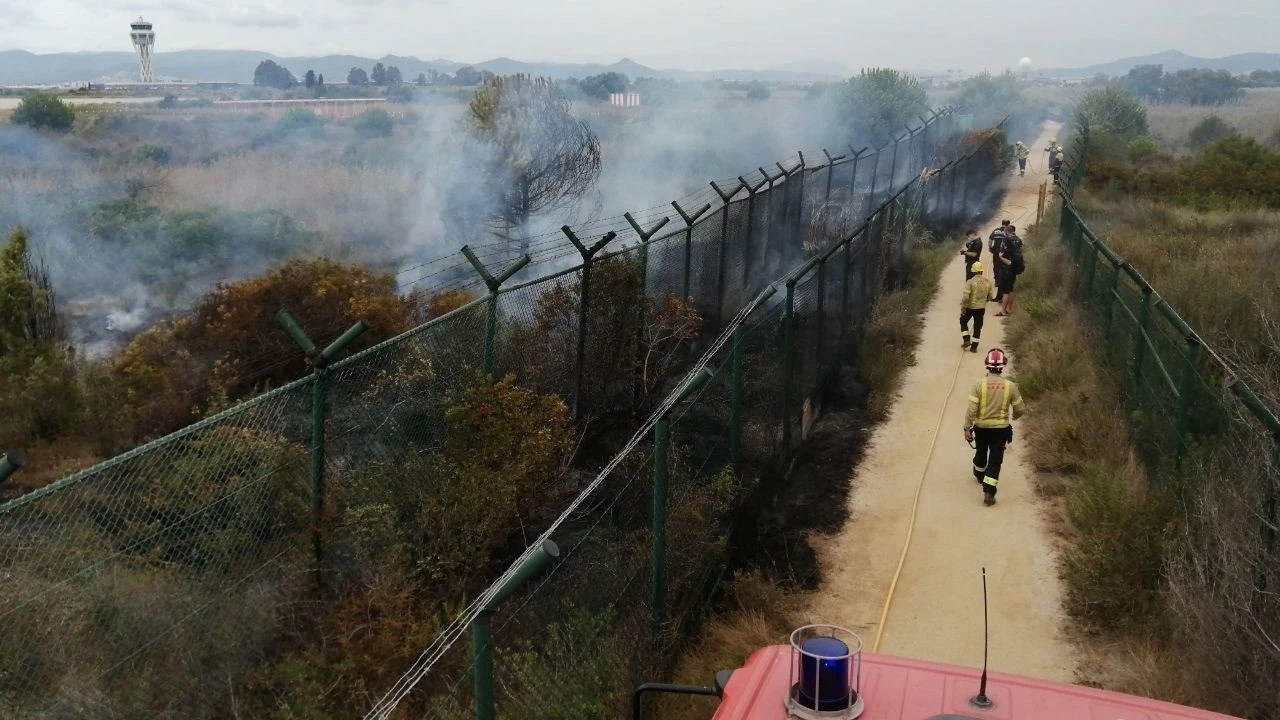 Imagen de un incendio junto al espacio natural La Ricarda (Barcelona), cerca de las pistas del Aeropuerto de El Prat.