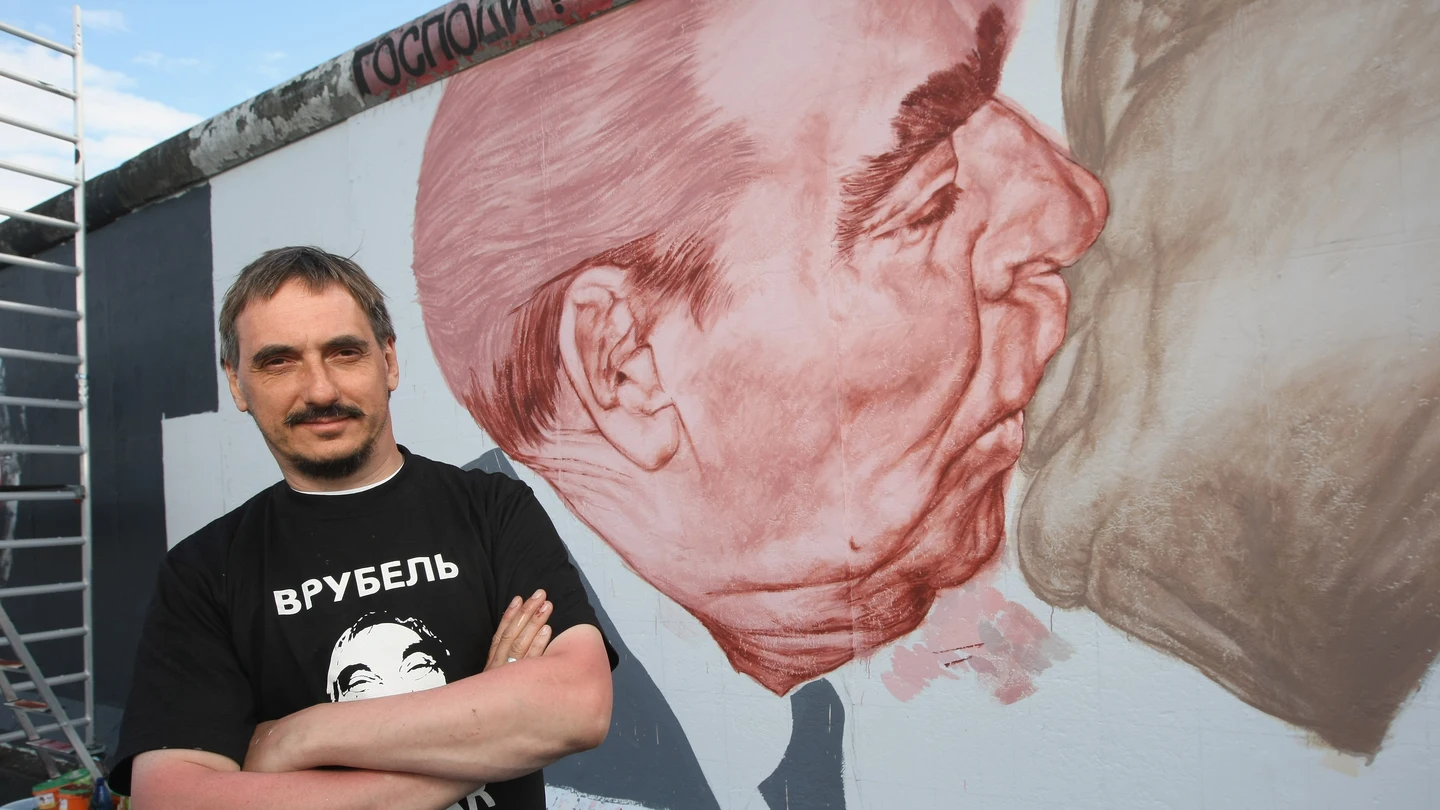 El artista ruso Dmitri Vrúbel, frente al Beso del Muro de Berlín. El artista ruso Dmitri Vrúbel, frente al Beso del Muro de Berlín.