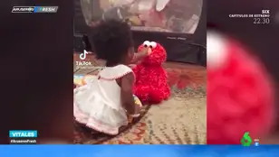 Esta es la reacción de una niña cuando su muñeco empieza a hablar
