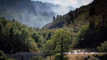 Humo del incendio en Portugal durante el Tour este domingo