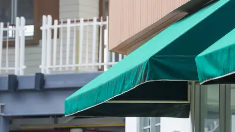 Toldo de color verde en un edificio Toldo de color verde en un edificio