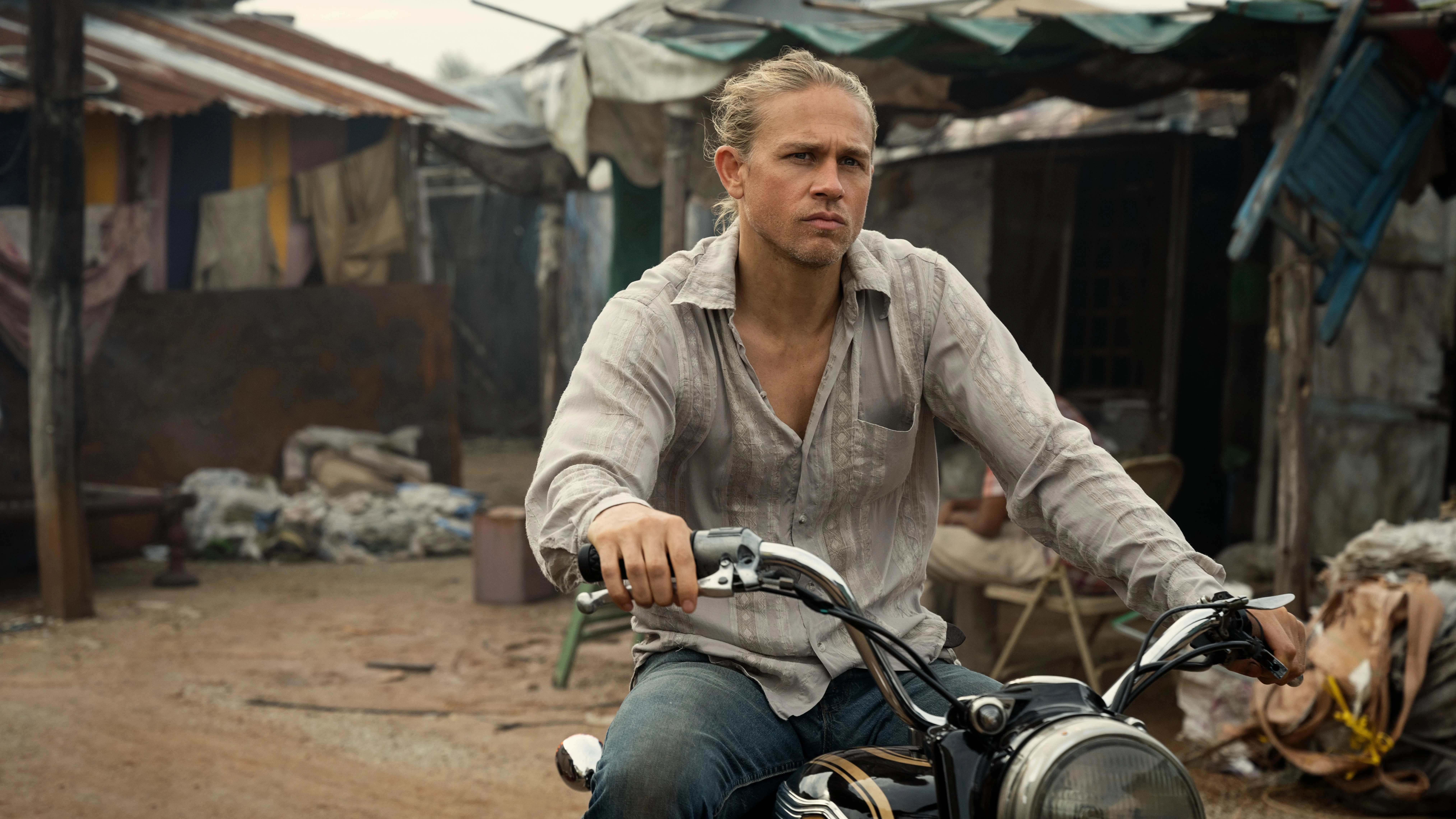 Charlie Hunnam ('Hijos de la Anarquía') vuelve a subirse a una moto para su papel en 'Shantaram'