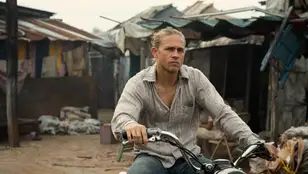 Charlie Hunnam ('Hijos de la Anarquía') vuelve a subirse a una moto para su papel en 'Shantaram'