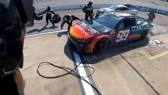 Impactante: un piloto de la NASCAR atropella a su mecánico y otro coche casi le pasa por encima Impactante: un piloto de la NASCAR atropella a su mecánico y otro coche casi le pasa por encima