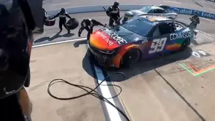 Impactante: un piloto de la NASCAR atropella a su mecánico y otro coche casi le pasa por encima