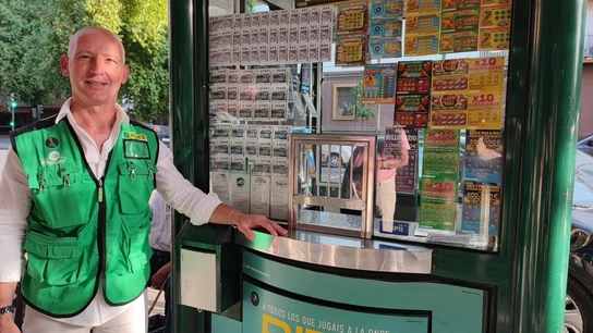 El vendedor de la ONCE Rafael Llopis, que ha repartido un millón de euros en las Tres Mil Viviendas El vendedor de la ONCE Rafael Llopis, que ha repartido un millón de euros en las Tres Mil Viviendas