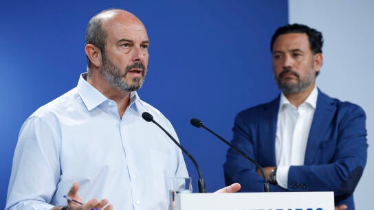 El vicesecretario de Coordinaci&oacute;n Auton&oacute;mica y Local del PP, Pedro Roll&aacute;n (i) junto al secretario general adjunto del Grupo Popular en el Congreso, Guillermo Mariscal.