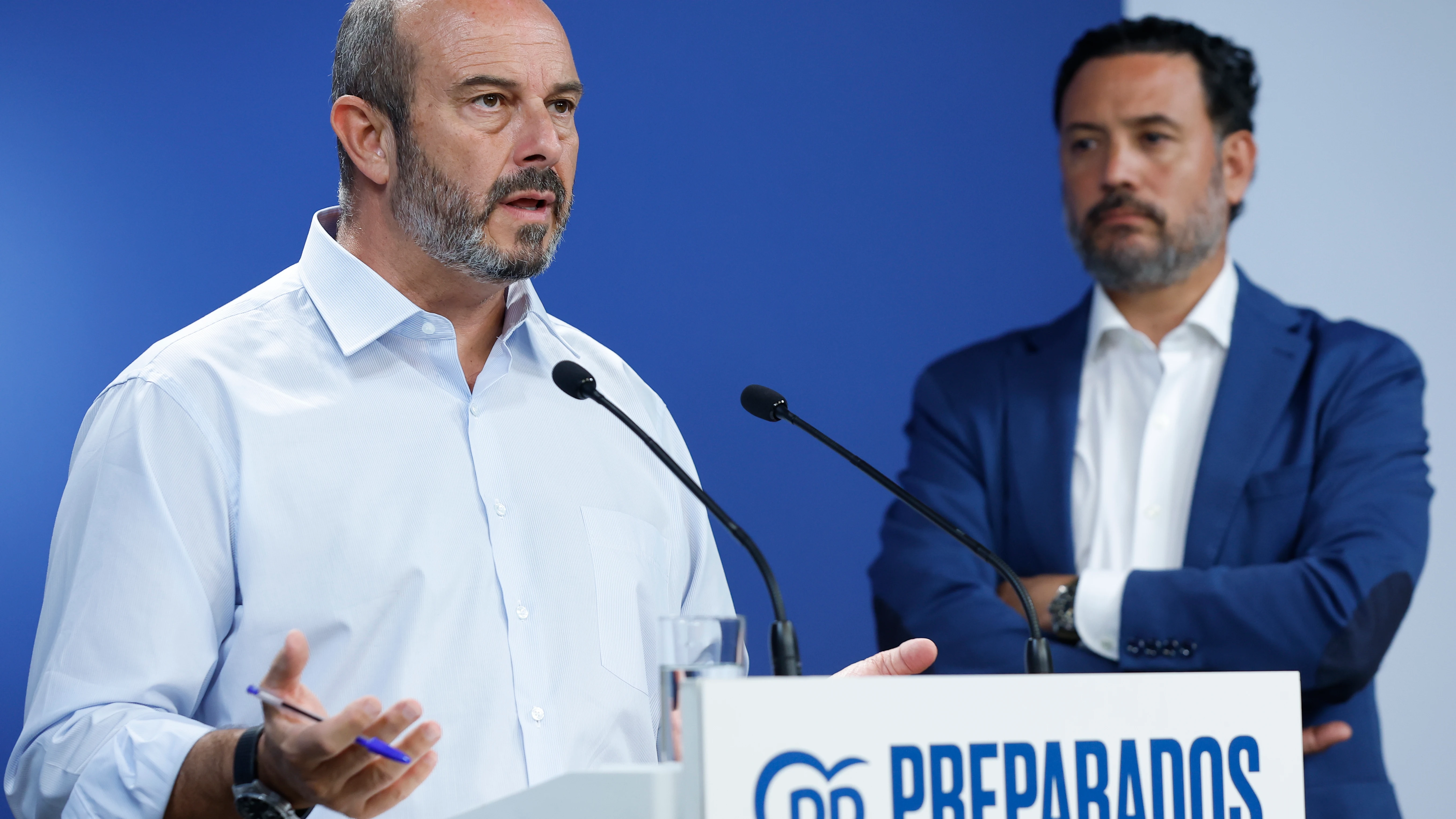 El vicesecretario de Coordinación Autonómica y Local del PP, Pedro Rollán (i) junto al secretario general adjunto del Grupo Popular en el Congreso, Guillermo Mariscal.