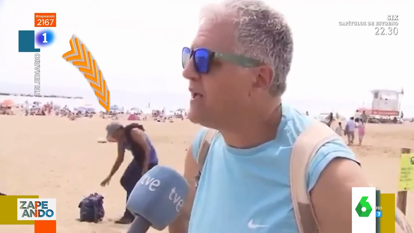 El vídeo viral en el que roban una mochila en una playa de Barcelona en plena entrevista de televisión El vídeo viral en el que roban una mochila en una playa de Barcelona en plena entrevista de televisión