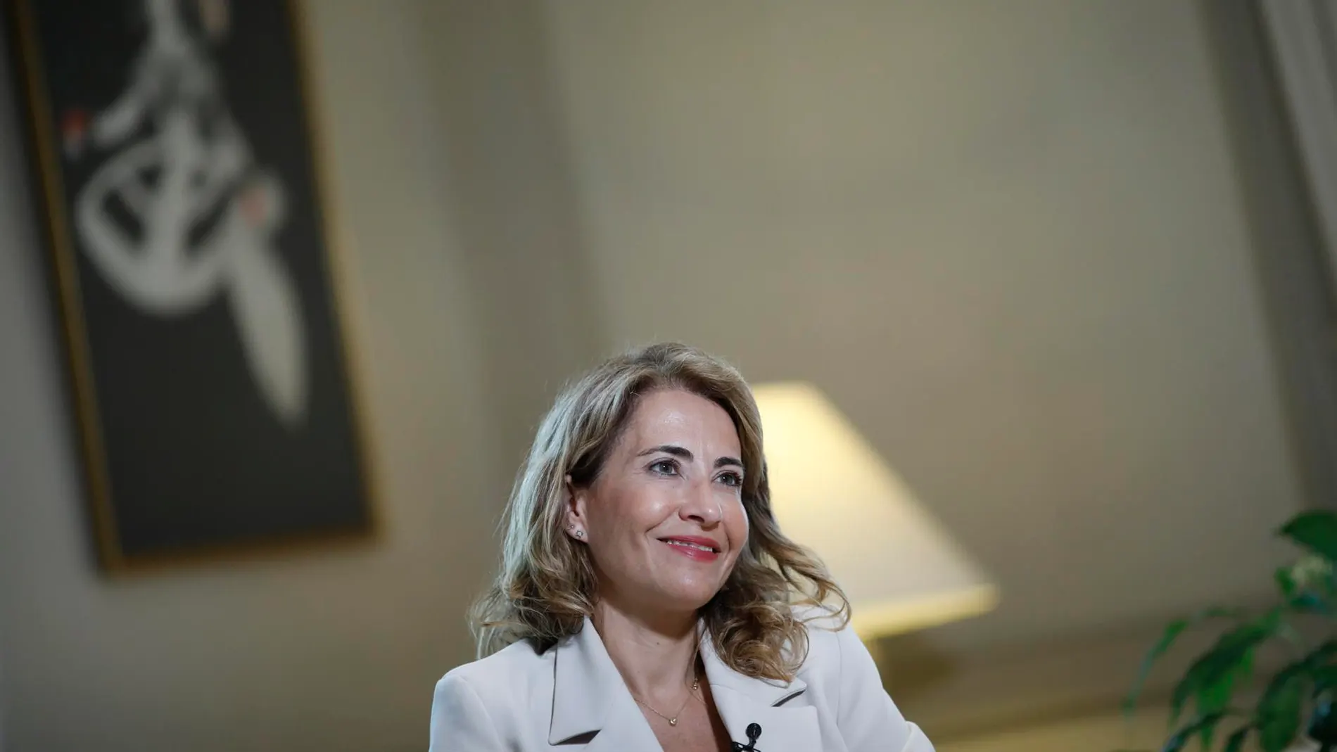 La ministra de Transportes Raquel Sánchez durante una entrevista con la Agencia Efe en la sede del Ministerio en Madrid.