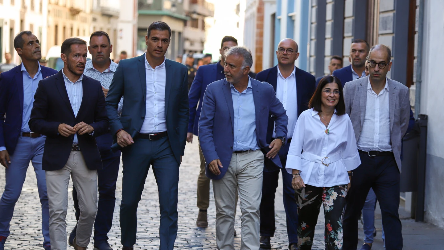 El presidente del Gobierno, Pedro Sánchez, en su décima visita a la isla de La Palma tras la erupción del volcán, junto a la ministra de Sanidad, Carolina Darias El presidente del Gobierno, Pedro Sánchez, en su décima visita a la isla de La Palma tras la erupción del volcán, junto a la ministra de Sanidad, Carolina Darias