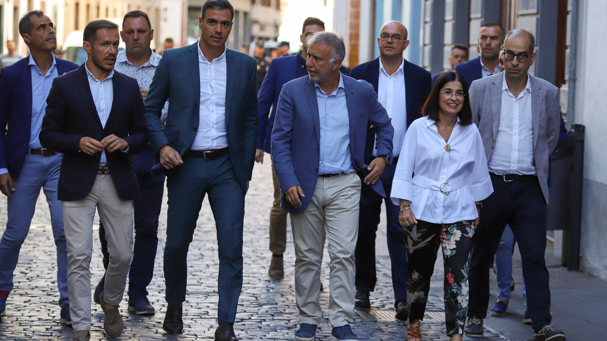 El presidente del Gobierno, Pedro Sánchez, en su décima visita a la isla de La Palma tras la erupción del volcán, junto a la ministra de Sanidad, Carolina Darias