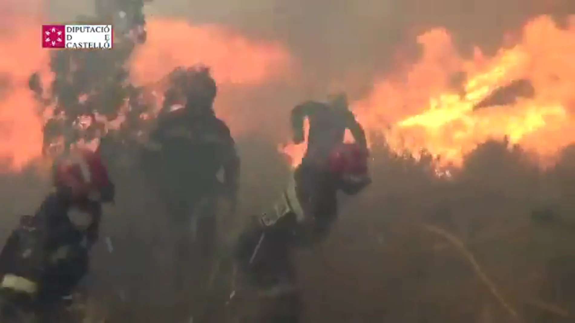 Incendio en Bejís: el terror de los bomberos cuando las llamas les engullen tras un cambio de viento