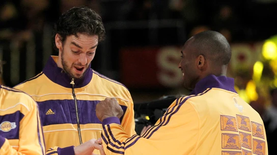 Pau Gasol conversa con Kobe Bryant acerca del anillo de campeones de la NBA que recibieron en 2010 Pau Gasol conversa con Kobe Bryant acerca del anillo de campeones de la NBA que recibieron en 2010