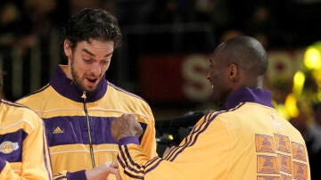 Pau Gasol conversa con Kobe Bryant acerca del anillo de campeones de la NBA que recibieron en 2010