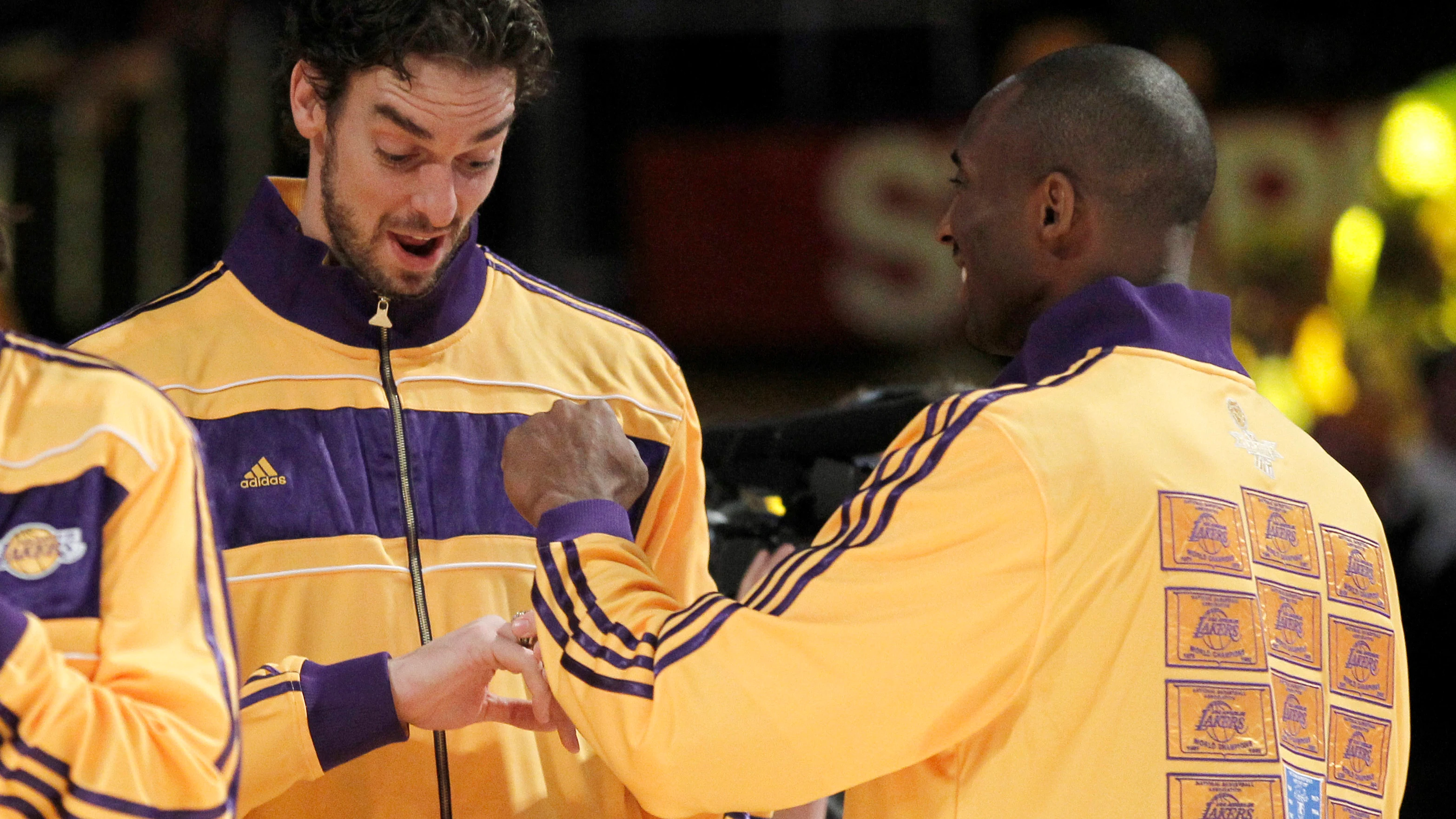 Pau Gasol conversa con Kobe Bryant acerca del anillo de campeones de la NBA que recibieron en 2010