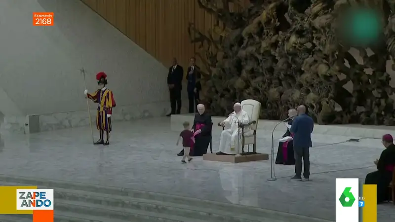 La reacción viral del papa Francisco cuando un niño le interrumpe en plena misa